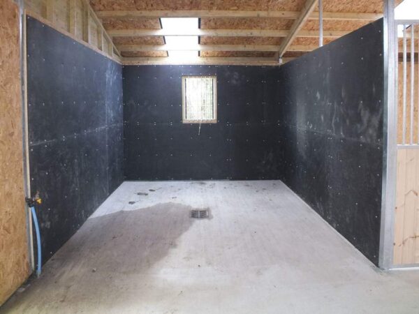 Elite Range American Barn 14.4m x 10.8m.Wash Area Lined With EVA Mats.